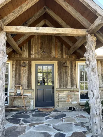 Upscale cottage on a farm in the middle of the city. Six miles to DFW airport. Отели рядом с достопримечательностью «Stay N' Play»