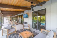 MidMod Luxury Retreat- Heated Pool and Spa, Game Room, Fire Pit, Sleeps 12