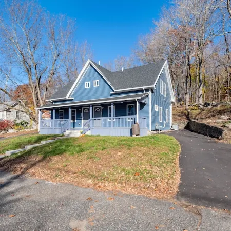 Beautiful Renovated Townhome w/parking