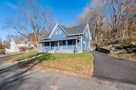 Beautiful Renovated Townhome w/parking
