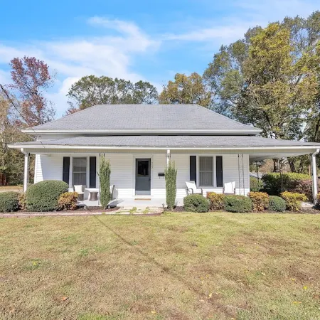 Historic 3BR with Porch & Fire Pit near Downtown