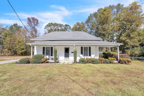 Historic 3BR with Porch & Fire Pit near Downtown - Wifi