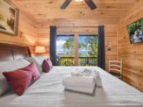 Mountain Views & just mins to City! Wood burning Fireplace, Hot tub, Fire pit Hotels in Cherry Log