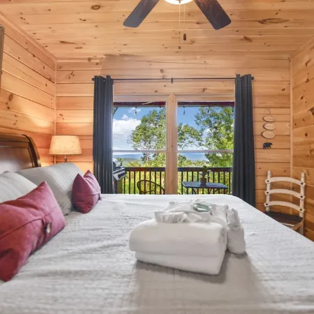 Mountain Views & just mins to City! Wood burning Fireplace, Hot tub, Fire pit