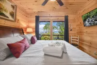 Mountain Views & just mins to City! Wood burning Fireplace, Hot tub, Fire pit Hotels in Cherry Log
