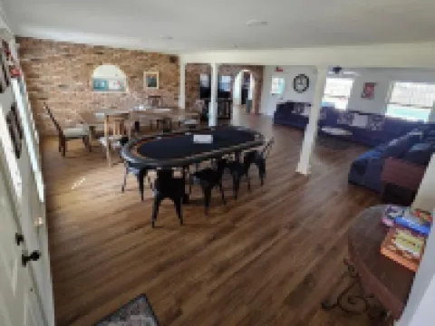 CAJUN OASIS 6br Retreat w/ pool 3mi from Casinos and Interstate 210