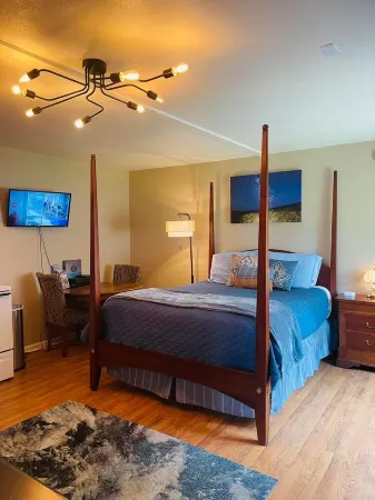 Gorgeous Studio home, Fenced yard, Open Yr Rnd, Dog Friendly.