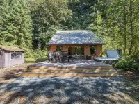 Unplug at this Mt. Baker Cabin in the Hot Tub, enjoy massage chair & rain shower Hotels in Glacier