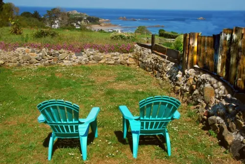 Quiet house facing the sea