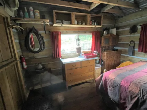 Stagecoach Cabin - Antique Western Charm