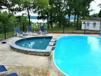 Tiny Home at Kentucky Lake's Lynnhurst Family Resort Hoteles en Condado de Calloway