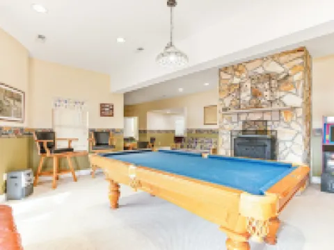 Huge Lakefront Home with private hot tub, dock, and pickle-ball court 庫庫酒店