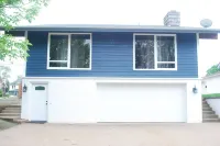 Spacious family friendly home with a heated indoor pool - Homestays