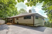 Spacious lodge with magnificent mountain views, fireplace and hot tub.