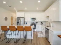 New  3BR/3.5BA condo 1.2 miles from MSU and 1.9 miles from the Cotton District! 斯塔克維爾住宿飯店