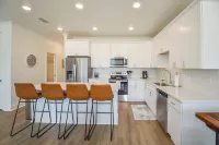New  3BR/3.5BA condo 1.2 miles from MSU and 1.9 miles from the Cotton District!