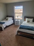 Classy 3-Bedroom Fishing Cottage with amazing lake and mountain views