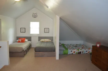 Modern Family Style Getaway -Wakefield UP House for up to 8!