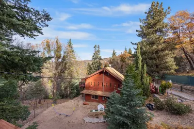Spacious, Modern Mountain Cabin with Hot Tub Hotel dekat Pali Adventures
