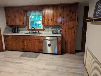 2 Bedroom, Sleeps 8-10, close to Penn State, Stadium and Downtown! HOT TUB! Hotels in State College