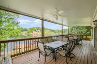 Beautiful Lakefront Home, Private Dock, Sleeps 16, 12 minutes to Ark Encounter