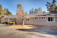 4 Bedroom cabin, dog friendly with large private fenced yard and EV charger