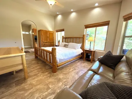 LUXURY RIVERFRONT RETREAT: PET FRIENDLY: BRYCE / ZION, RAFTING, FISHING, HIKING