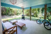 Remodeled Beach House 1 block from beach. 4min walk. Sleeps 8. Hotels near Public Beach Access(No Parking)