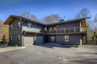 Fully Renovated Modern Home, within 2 miles from downtown Highlands Các khách sạn gần Sunrise Rock by Highlands-Cashiers Land Trust