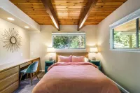 Mountain Retreat- Mid Century Style. Stunning Views. Hot Tub.  On-Site Massage