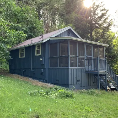 Charming Creekside Cottage! Relax in nature yet only a short walk to town!