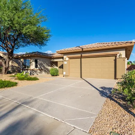 SUN CITY GRAND REMODELED 2 KING BEDS, W/ LARGE PRIVATE YARD, PATIO MISTERS!