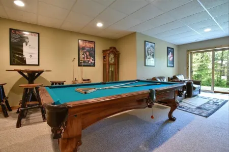 Modern Home in the Mountains- within walking distance to ski slopes!