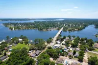 Renovated 1970’s retro camper on Bayou Grande in Pensacola with walking trail.