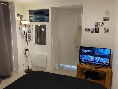 Cosy, bright waterfront apartment