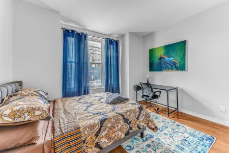 Modern 2BHK - 15 mins bus ride to Time Square, NYC Отели рядом с достопримечательностью «Запад Нью Йорк Паркс Департмент»