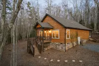 Luxe Cabin Retreat HotTub • 20 min Blue Ridge• Vineyards•Games• Firepit• Pets