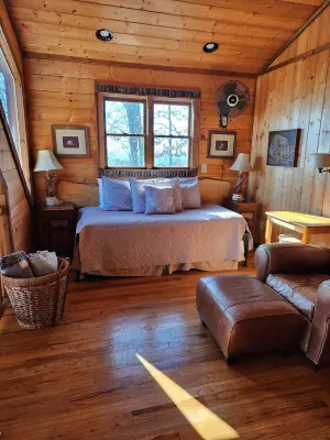 3 King Suites! Great Views! Outdoor Fireplace! Paved Roads! Pets! Access Ramp!