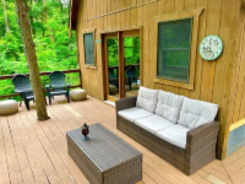 Cozy quaint cabin tucked back in the woods- Secluded, private - couples getaway