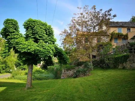 Gîte La Glycine: calm and greenery for families and pet owners. Отели в г. Сент-Еними