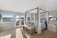 Relaxing 4 bed, 4 bath, + private studio lakefront home on Lake Stevens! Hotels in Snohomish County