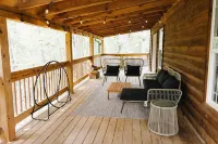 "The Lantern" Woodsy Cabin Experience w/ HotTub