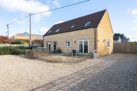 Lovely Cotswold holiday Barn within walking distance of restaurants/shops