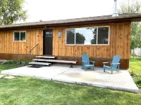 Enjoy a Stay at the Private, Newly-Remodeled Cowboy Cottage in Dayton, Wyoming. Hotels in Dayton