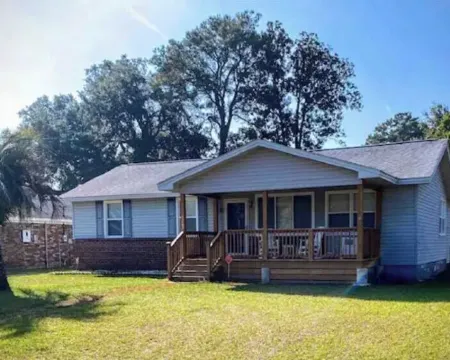 Cozy ranch, minutes from both historic downtown Savannah and Tybee Beaches. Hotels in Thunderbolt
