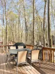 Cozy Modern Chalet, Family Friendly, Fire Pit! 5 minutes from beaches and pools