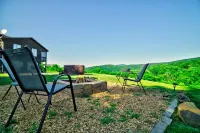 Bear Mountain Lodge Shenandoah Mountains Skyline Drive / Front Royal (hottub)<br> Отели рядом с достопримечательностью «Фронт Ройал Голф Клаб»