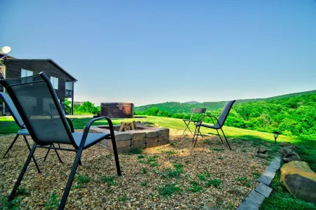 Bear Mountain Lodge Shenandoah Mountains Skyline Drive / Front Royal (hottub)<br>