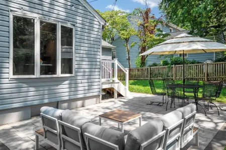 Mins to DTA - King Beds - Parking Отели рядом с достопримечательностью «St. Mary's Church»