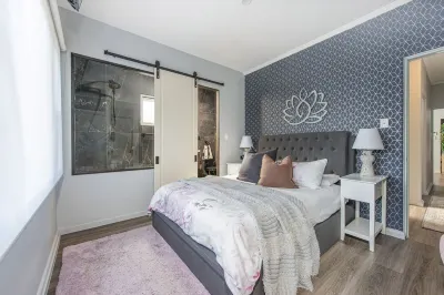 Romantic Cozy Getaway central location, shopping, food and entertainment